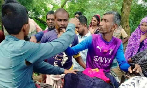 পাবনায় সড়কে প্রাণ গেল বাবা-মা ও মেয়ের