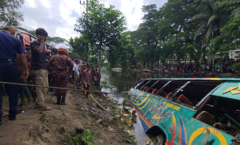 নিয়ন্ত্রণ হারিয়ে বাস খালে, নিহত ৫