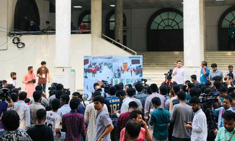 ভোট গণনা শুরু, এলইডি স্ক্রিনে দেখছেন শিক্ষার্থীরা