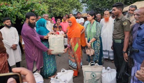 বাঘায় গ্যাস সিলিন্ডার বিস্ফোরণে ক্ষতিগ্রস্ত পরিবারের পাশে ইউএনও