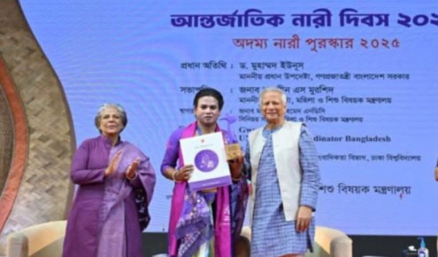ইয়ুথ ভলান্টিয়ার অ্যাওয়ার্ড পেলেন হিজড়া সংঘের মোহনা