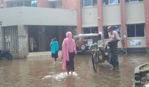 পুঠিয়ায় স্বাস্থ্য কমপ্লেক্সের প্রবেশ পথেই জলাবদ্ধতা