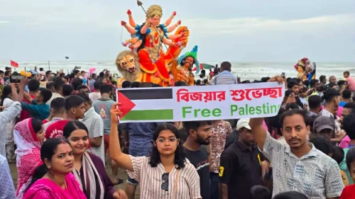 প্রতিমা বিসর্জনেও ‘ফিলিস্তিন মুক্তির’ প্রার্থনা