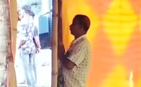 প্রতিমাকে প্রণাম করার ভিডিও ভাইরাল,তওবা পড়ে রক্ষা