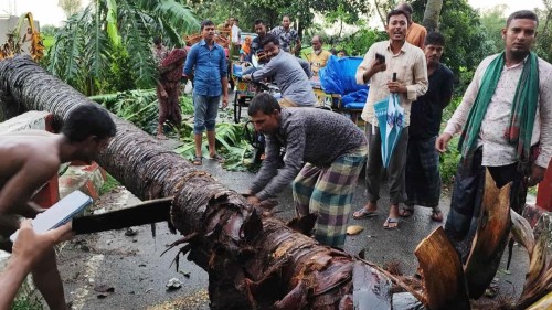 নওগাঁয় আকস্মিক ঝড়ে শতাধিক ঘরবাড়ি লন্ডভন্ড