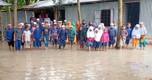 জলাবদ্ধ মাদ্রাসার মাঠে বালু ফেলে উপযোগী করলেন ছাত্রদল নেতা
