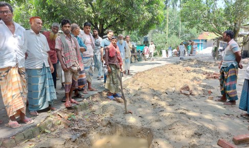 চারঘাটে খাস জমিতে স্কুলের সীমানা প্রাচীর দেয়াকে কেন্দ্র উত্তেজনা