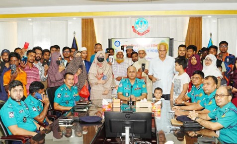 রাজশাহীতে হারানো ৭৫টি মোবাইল ফোন মালিকদের হস্তান্তর করলো পুলিশ