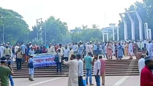 শহীদ মিনারে শিক্ষকদের অবস্থান, কর্মসূচি চালিয়ে যাওয়ার ঘোষণা