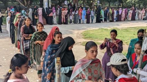 রাকসু নির্বাচনে ভোটারদের দীর্ঘ লাইন