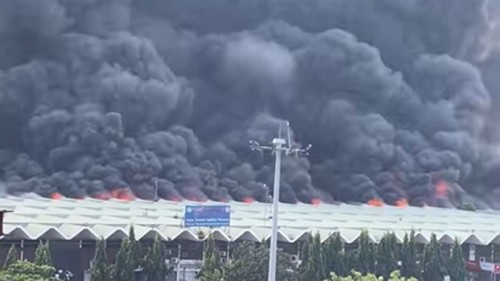 শাহজালালের কার্গো ভিলেজে ভয়াবহ আগুন