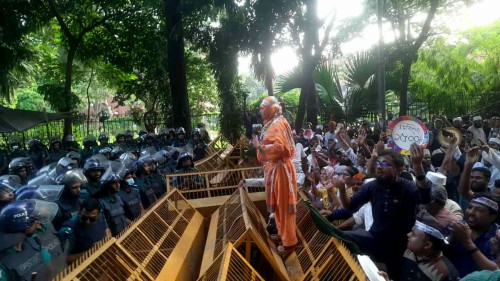 শিক্ষকদের ভুখা মিছিল আটকে দিল পুলিশ
