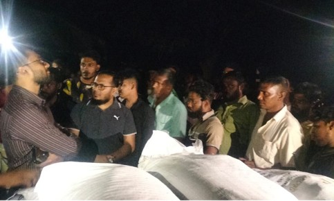 রাতের আঁধারে পাচারকালে ৪০ বস্তা সার  আটক, ডিলারের ১৫ হাজার টাকা জরিমানা