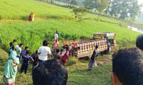 নওগাঁয় ভটভটি উল্টে দুই ব্যবসায়ীর মৃত্যু