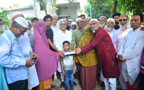নিহত নির্মাণ শ্রমিকের পরিবারে ইনসাবের অর্থ তুলে দিলেন বিএনপি নেতা মিলন