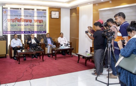 কৃষকদের বাদ দিয়ে খাদ্য নিরাপত্তা নিশ্চিত হবে না : রাজশাহীতে খাদ্য উপদেষ্টা