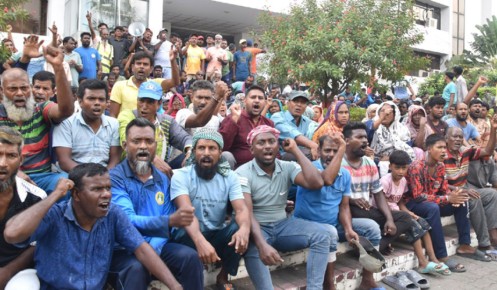 রাজশাহী নগর ভবনের প্রধান ফটক বন্ধ করে শ্রমিকদের কর্মবিরতি