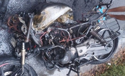 মোহনপুরে ট্রাকের ধাক্কায় মোটরসাইকেলে আগুন, আরোহীর মৃত্যু