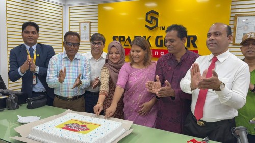 কেক কেটে স্পার্কগিয়ার রাজশাহী নগর ভবন শাখার দিতীয় বর্ষপূর্তি পালন