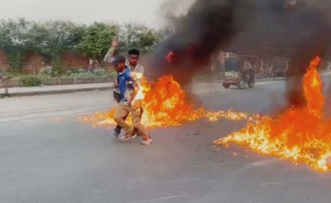 টায়ার জ্বালাতে গিয়ে ছাত্রদল নেতার শরীরে আগুন, ভিডিও ভাইরাল