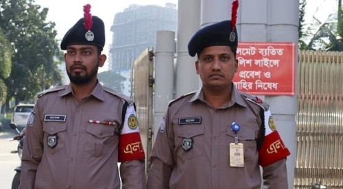 নতুন পোশাকে মাঠে পুলিশ