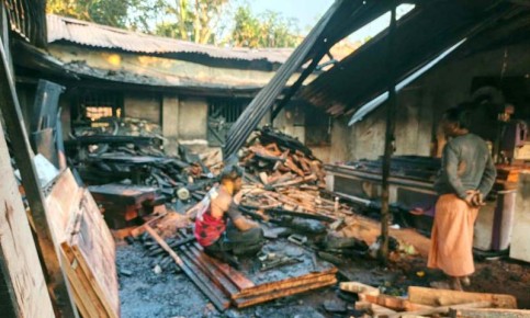 চারঘাটে অগ্নিকান্ডে ভষ্মীভূত ১৪ ঘর, কোটি  টাকার ক্ষয়ক্ষতি