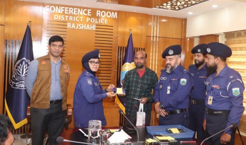 হারানো ৬০ মোবাইল ফোন উদ্ধার করে প্রকৃত মালিকদের ফিরিয়ে দিলো রাজশাহী পুলিশ