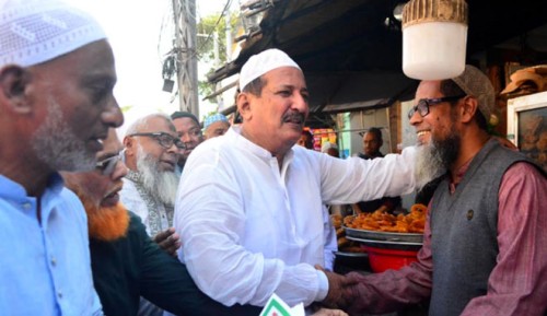 মাজার জিয়ারত করে ভোটের প্রচারণা শুরু করলেন মিনু