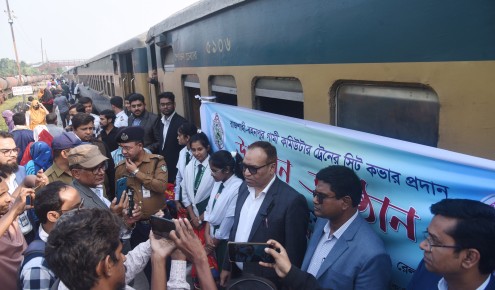 রাজশাহীতে কমিউটার ট্রেনের সৌন্দর্যবর্ধন উদ্বোধন করলেন জিএম
