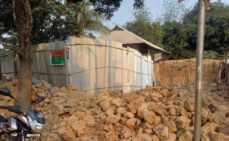 গোদাগাড়ীর গ্রামে কলেজ অধ্যক্ষের বাড়ির প্রাচীর  ভেঙে একাংশ দখলের অভিযোগ