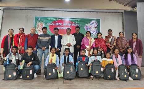 রাজশাহীতে আদিবাসী শিক্ষার্থীদের সৃজনশীলতায় বিজয়ের চেতনা