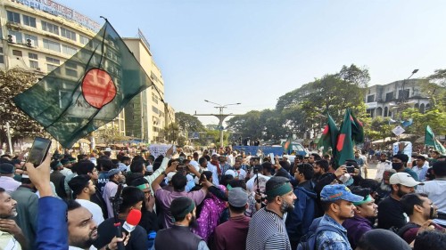 শাহবাগে রাস্তা আটকে বিক্ষোভ