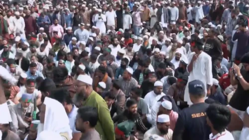 মানিক মিয়া অ্যাভিনিউয়ে মানুষের ঢল