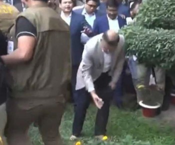 খালি পায়ে দেশের মাটি স্পর্শ করলেন তারেক রহমান