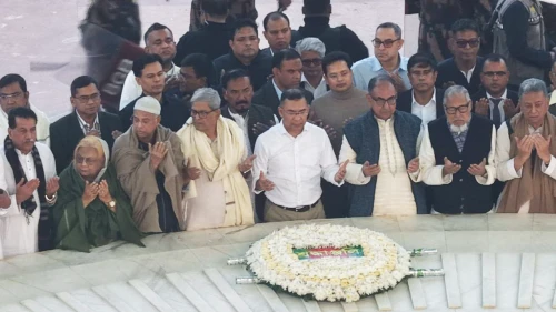 বাবার কবর জিয়ারত করলেন তারেক রহমান