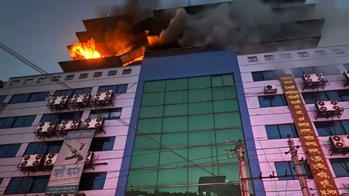 গুলিস্তানে খদ্দর বাজার কমপ্লেক্সে আগুন