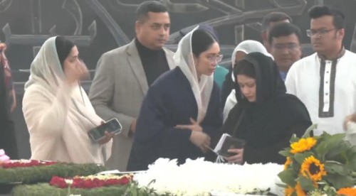 দাদা-দাদির কবর জিয়ারত করলেন জাইমা রহমান
