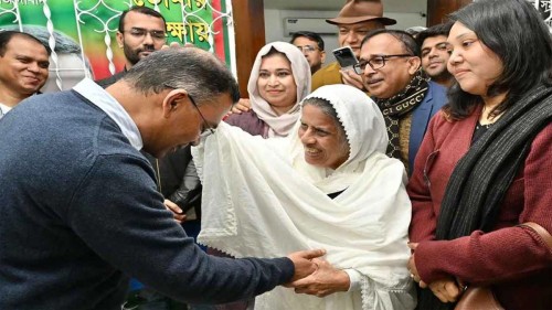 মা হারানো তারেক রহমানের মাথায় মাতৃস্নেহের হাত