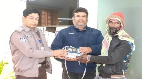 রিকশাচালকের সততায় হারানো  ফোন, ব্যাগ-অর্থ ফিরে পেলেন মালিক