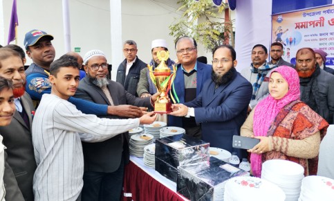 পবায় শীতকালীন ক্রীড়ায় সাফল্য অর্জনকারীদের পুরস্কার তুলে দিলেন ইউএনও