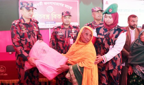 রাজশাহীর বিভিন্ন সীমান্তে শীতার্তদের মধ্যে বিজিবির কম্বল বিতরন