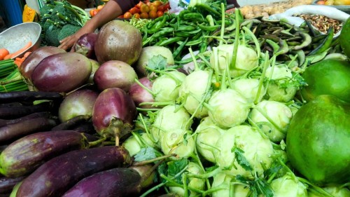 এখনো চড়া শীতের সবজির বাজার