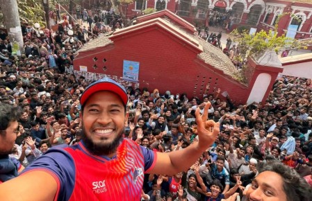 ‘কাপ আইসিছে বাড়িতে’