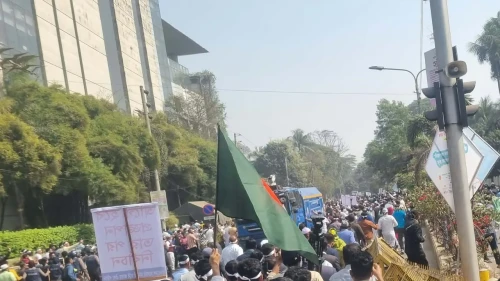 পুলিশের ব্যারিকেড ভেঙে যমুনা অভিমুখে সরকারি চাকরিজীবীরা