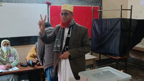 লাইনে দাঁড়িয়ে ভোট দিলেন বাগমারা আসনের জামায়াত প্রার্থী ডা, বারী