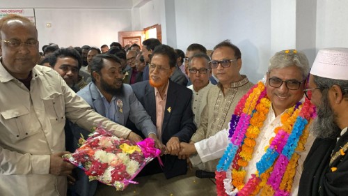 বিজয়ের পরই সাধারণ মানুষের কাছে ছুটে গেলেন মিলন