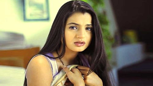 আমিশা পাটেলের বিরুদ্ধে গ্রেপ্তারি পরোয়ানা