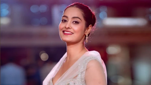 দুই সিনেমায় সায়রা