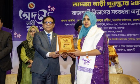 রাজশাহীতে ‘অদম্য নারী সম্মাননা প্রদান