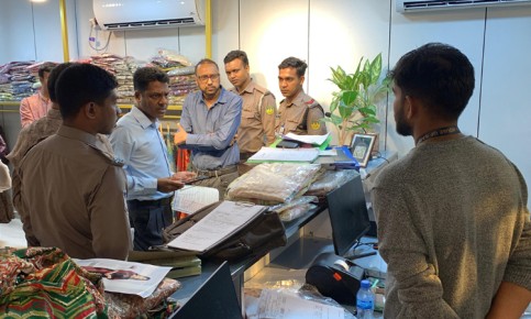 রাজশাহীতে পোশাকের শোরুমে ভোক্তা অধিকারের অভিযান, জরিমানা